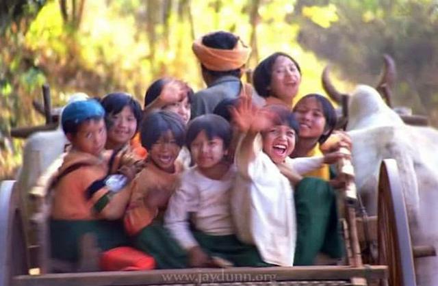 這個(gè)國(guó)家將拖拉機(jī)、牛車、貨車等當(dāng)作校車，外國(guó)人看到稱不可思議