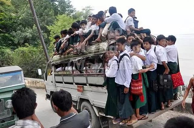 這個(gè)國(guó)家將拖拉機(jī)、牛車、貨車等當(dāng)作校車，外國(guó)人看到稱不可思議