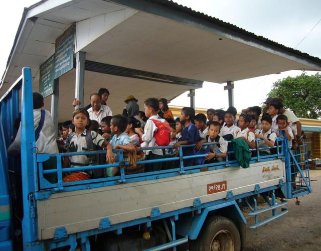 這個(gè)國(guó)家將拖拉機(jī)、牛車、貨車等當(dāng)作校車，外國(guó)人看到稱不可思議