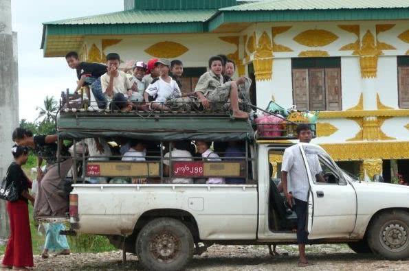 這個(gè)國(guó)家將拖拉機(jī)、牛車、貨車等當(dāng)作校車，外國(guó)人看到稱不可思議