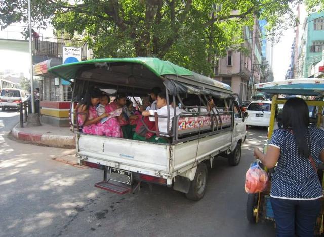 這個(gè)國(guó)家將拖拉機(jī)、牛車、貨車等當(dāng)作校車，外國(guó)人看到稱不可思議