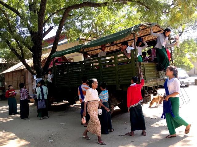 這個(gè)國(guó)家將拖拉機(jī)、牛車、貨車等當(dāng)作校車，外國(guó)人看到稱不可思議