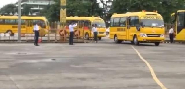 這個(gè)國(guó)家將拖拉機(jī)、牛車、貨車等當(dāng)作校車，外國(guó)人看到稱不可思議