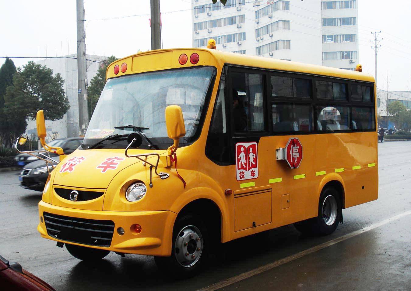 西安高新二小校車司機突發疾病緊急?？?51個孩子安然無恙