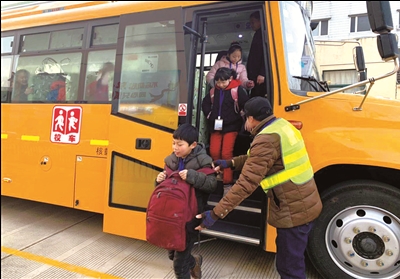 啟東兩小學(xué)試點(diǎn)運(yùn)行專用校車接送學(xué)生安全又方便