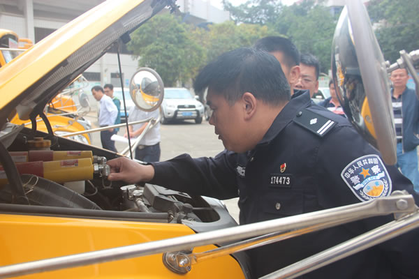 恩平市為全市校車安全運(yùn)行打下“預(yù)防針”，對全市46輛校車進(jìn)行安全檢查