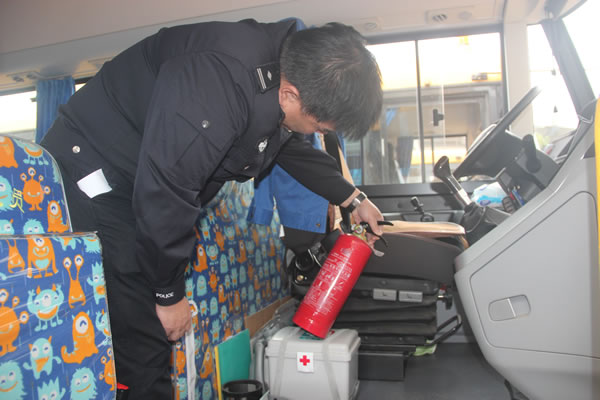 恩平市為全市校車安全運(yùn)行打下“預(yù)防針”，對全市46輛校車進(jìn)行安全檢查