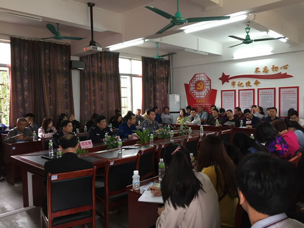 恩平市為全市校車安全運(yùn)行打下“預(yù)防針”，對全市46輛校車進(jìn)行安全檢查