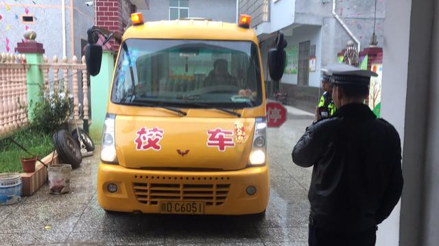 吉水交警積極開展校車安全檢查整治行動