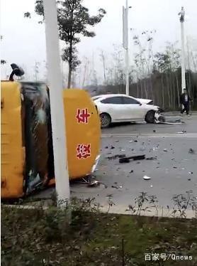 湖南常德一幼兒園校車(chē)側(cè)翻 1名學(xué)生受輕傷