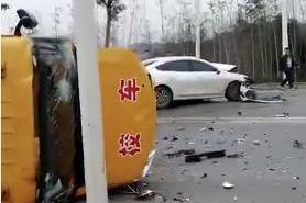 湖南常德一幼兒園校車(chē)側(cè)翻 1名學(xué)生受輕傷