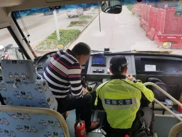 全市嚴(yán)查校車進(jìn)行時！您家孩子坐的車都被交警攔下了……