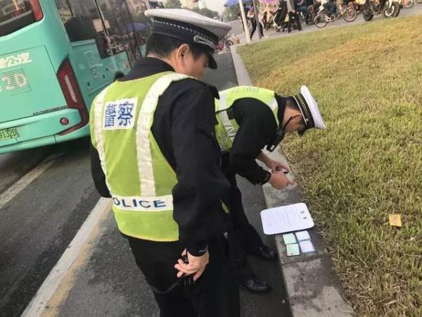 全市嚴(yán)查校車進(jìn)行時！您家孩子坐的車都被交警攔下了……