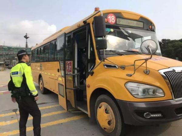 全市嚴(yán)查校車進(jìn)行時！您家孩子坐的車都被交警攔下了……