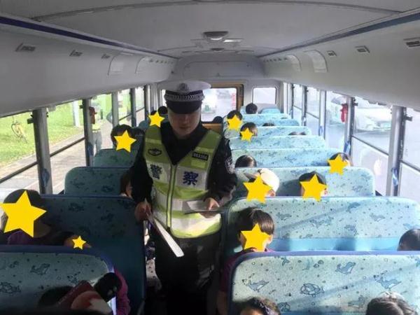 全市嚴(yán)查校車進(jìn)行時！您家孩子坐的車都被交警攔下了……