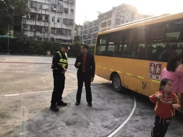 全市嚴(yán)查校車進(jìn)行時！您家孩子坐的車都被交警攔下了……