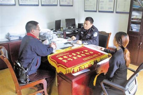 幼兒園校車被交警要求停運(yùn)，為啥要向交警送錦旗?