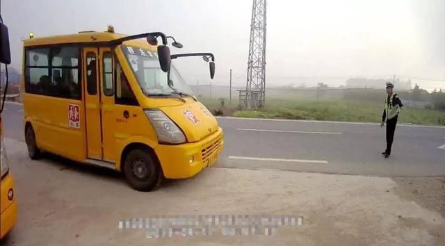 明明是幼兒園校車，怎么車里還有蹭車的老鄉(xiāng)？