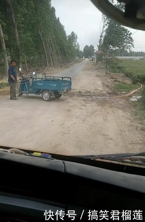 河南新鄉：村民澆地水管堵路，校車司機繞道行駛