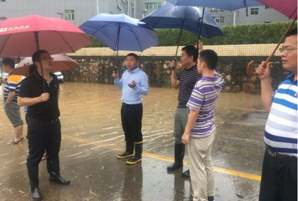 暴雨致校車(chē)被困涵洞！ 龍城街道主要領(lǐng)導(dǎo)一線指揮緊急救援