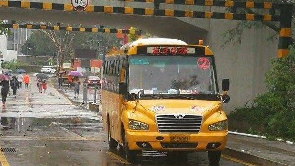暴雨致校車(chē)被困涵洞！ 龍城街道主要領(lǐng)導(dǎo)一線指揮緊急救援