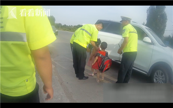民警送孩子回幼兒園_副本.png