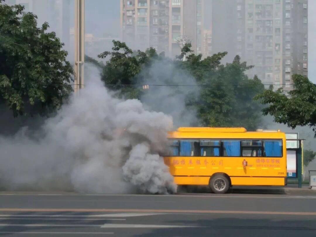 校車(chē)行駛中突然濃煙滾滾 車(chē)上載有20多名小學(xué)生