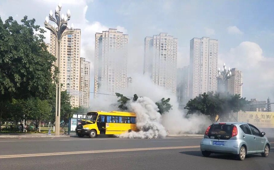 校車(chē)行駛中突然濃煙滾滾 車(chē)上載有20多名小學(xué)生