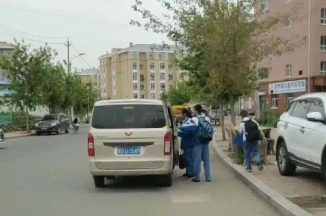 黑送子車校門口橫行，7臺正規(guī)校車卻辦不下來證！教育局：公交滿足需求，不予批準
