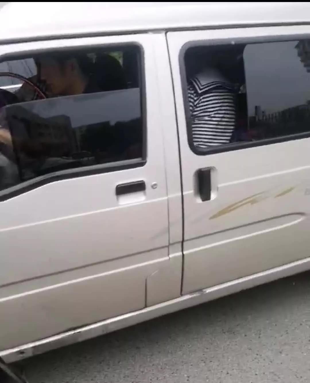 黑送子車校門口橫行，7臺正規(guī)校車卻辦不下來證！教育局：公交滿足需求，不予批準