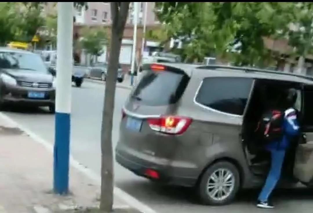 黑送子車校門口橫行，7臺正規(guī)校車卻辦不下來證！教育局：公交滿足需求，不予批準