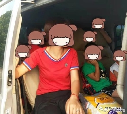 又雙叒叕“黑校車”！ 核載8人實載17人