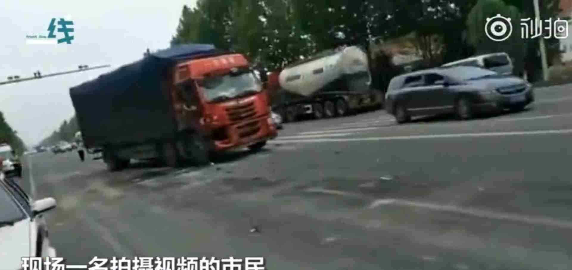 校車等紅燈時(shí)被大貨車追尾 群眾怒斥貨車司機(jī) 網(wǎng)友力挺：罵得好！