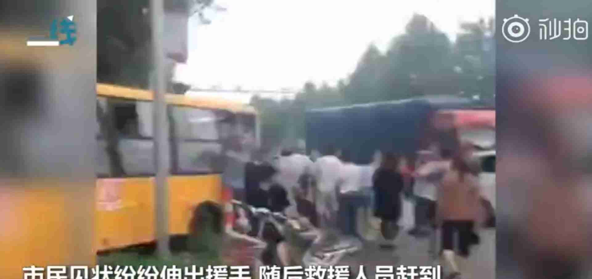 校車等紅燈時(shí)被大貨車追尾 群眾怒斥貨車司機(jī) 網(wǎng)友力挺：罵得好！