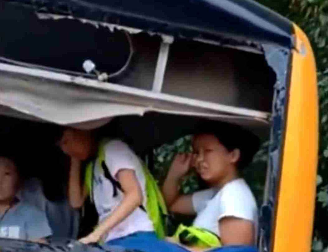 校車等紅燈時(shí)被大貨車追尾 群眾怒斥貨車司機(jī) 網(wǎng)友力挺：罵得好！