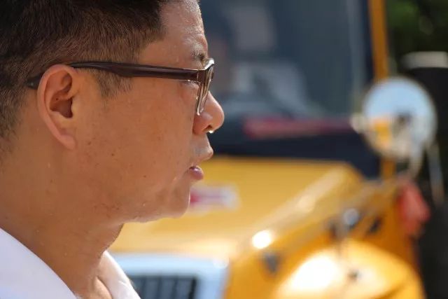 高溫下的堅(jiān)守：揮汗如雨的校車人