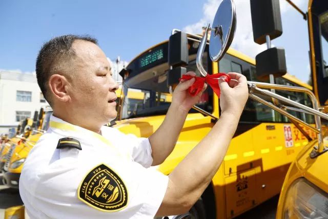 高溫下的堅(jiān)守：揮汗如雨的校車人