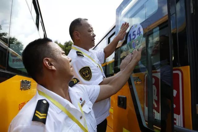 高溫下的堅(jiān)守：揮汗如雨的校車人