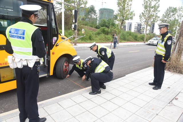 交巡警支隊(duì)聯(lián)合多部門開(kāi)展校車突發(fā)交通事故應(yīng)急救援演練