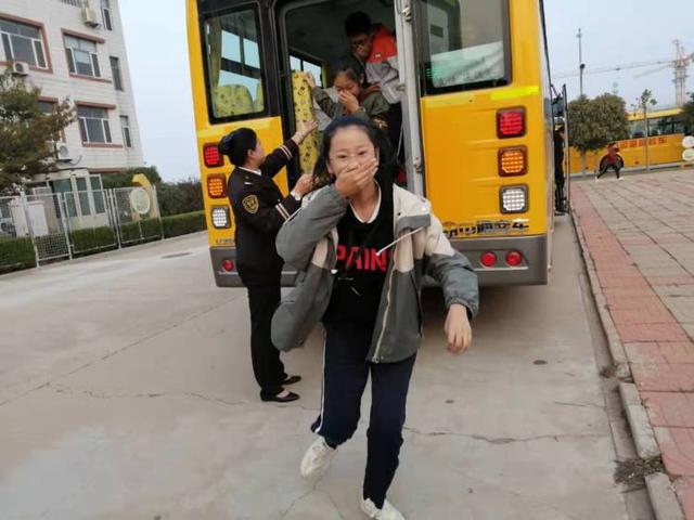 黃島校車“起火”，乘車孩子1分鐘全部撤離