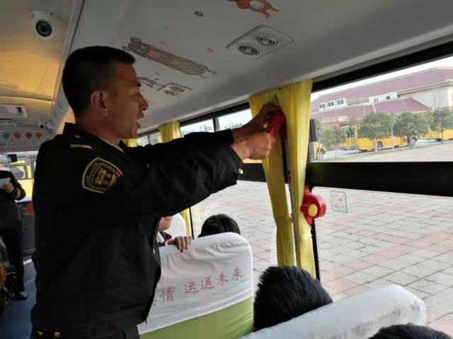 黃島校車“起火”，乘車孩子1分鐘全部撤離