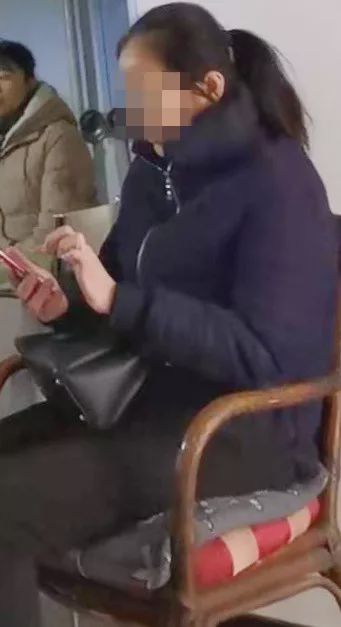 哈爾冰一校車急剎車，女教師腰摔骨折！想要賠償等了4個多月！