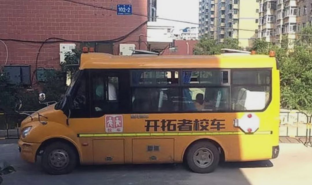 哈爾冰一校車急剎車，女教師腰摔骨折！想要賠償等了4個多月！