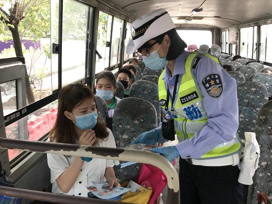 交警在校車上給隨行的老師進(jìn)行宣傳和指導(dǎo)。信息時(shí)報(bào)記者 胡瀛斌 攝