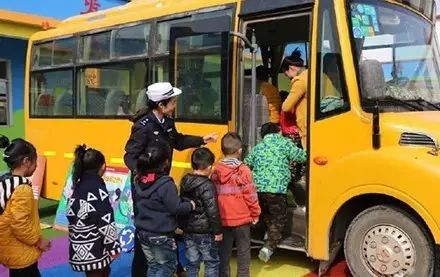▲ 待車停穩后，依次排隊、有序上車