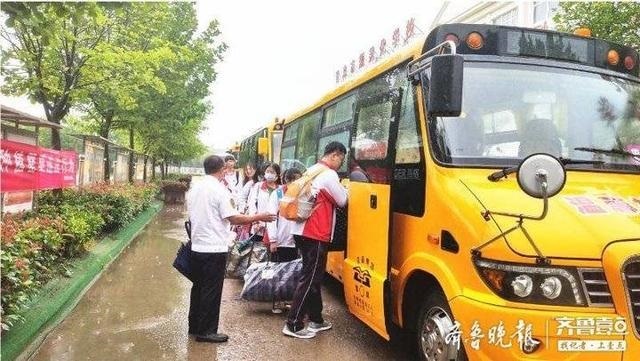 方便郊區2390名學生中考，膠州派64部校車專門去學校接人