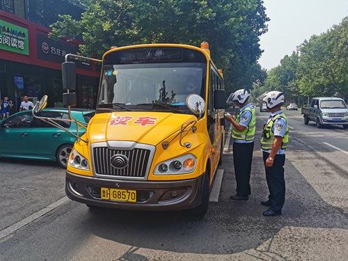 濟(jì)寧鄒城交警：“把”好校車安全關(guān) 筑牢安全防線