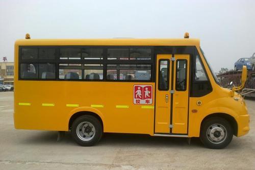 “校車起火了，孩子們跟我來！” 四川自貢沿灘開展校車應(yīng)急逃生演練