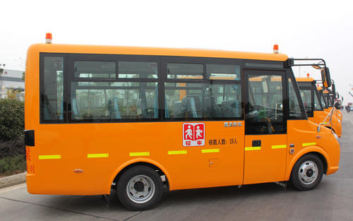 校車超載17人 司機和車長皆獲刑罰