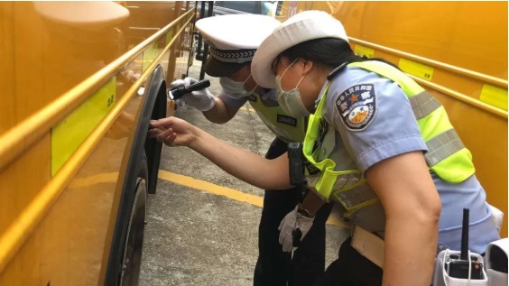 廣東里水學生返校時間越來越近，校車安全檢查起來~
